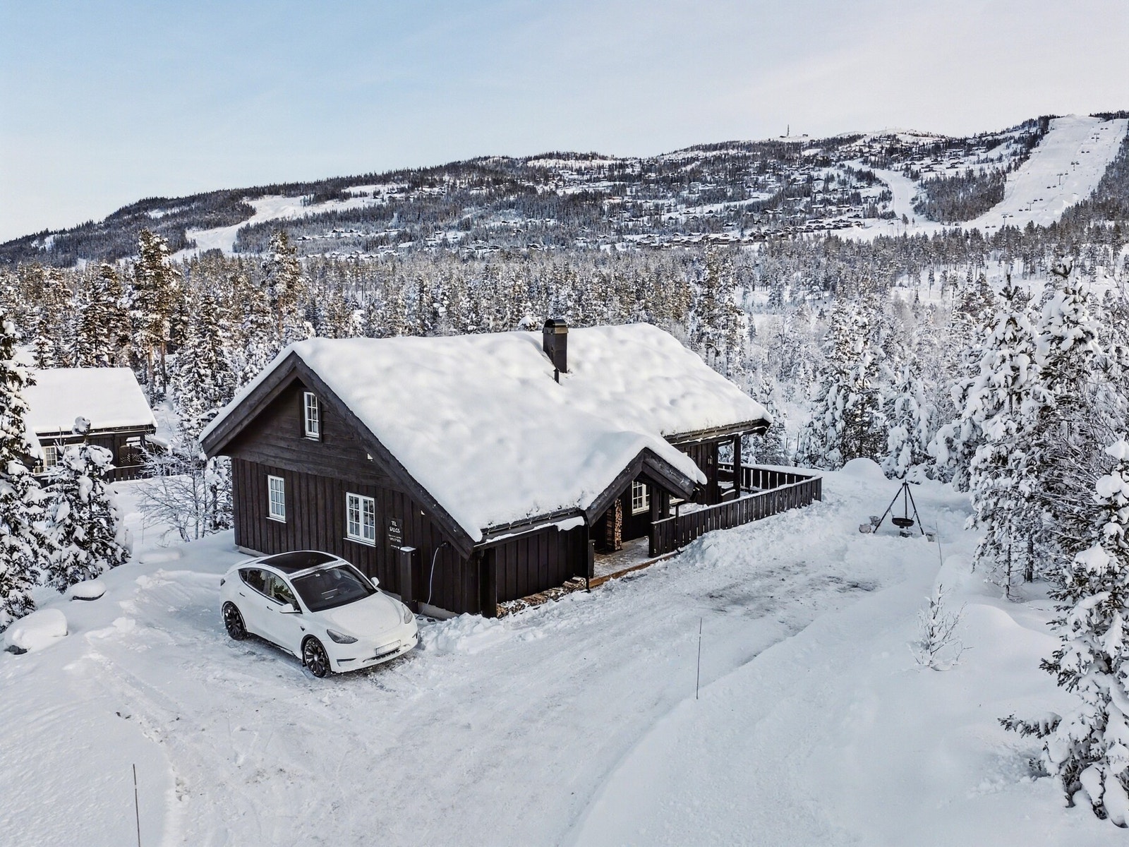 EIE Fjellmegleren har gleden av å presentere denne store og moderne hytta beliggende i Solgrenda på Nesfjellet. Foto: Eie og Pål Harald Uthus Galleribilde