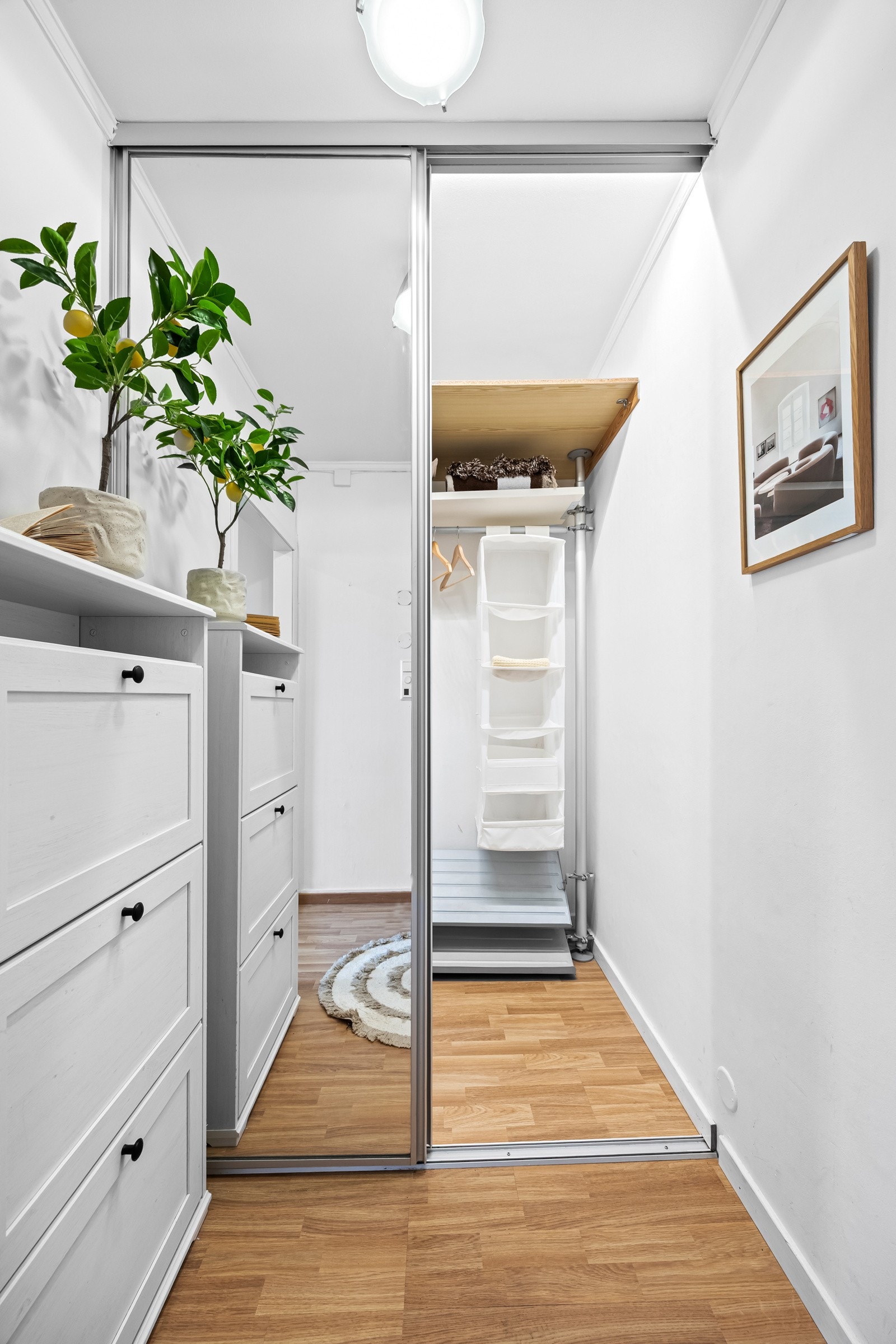 Det er god plass til yttertøy i romslig skyvedørsgarderobe. Galleribilde