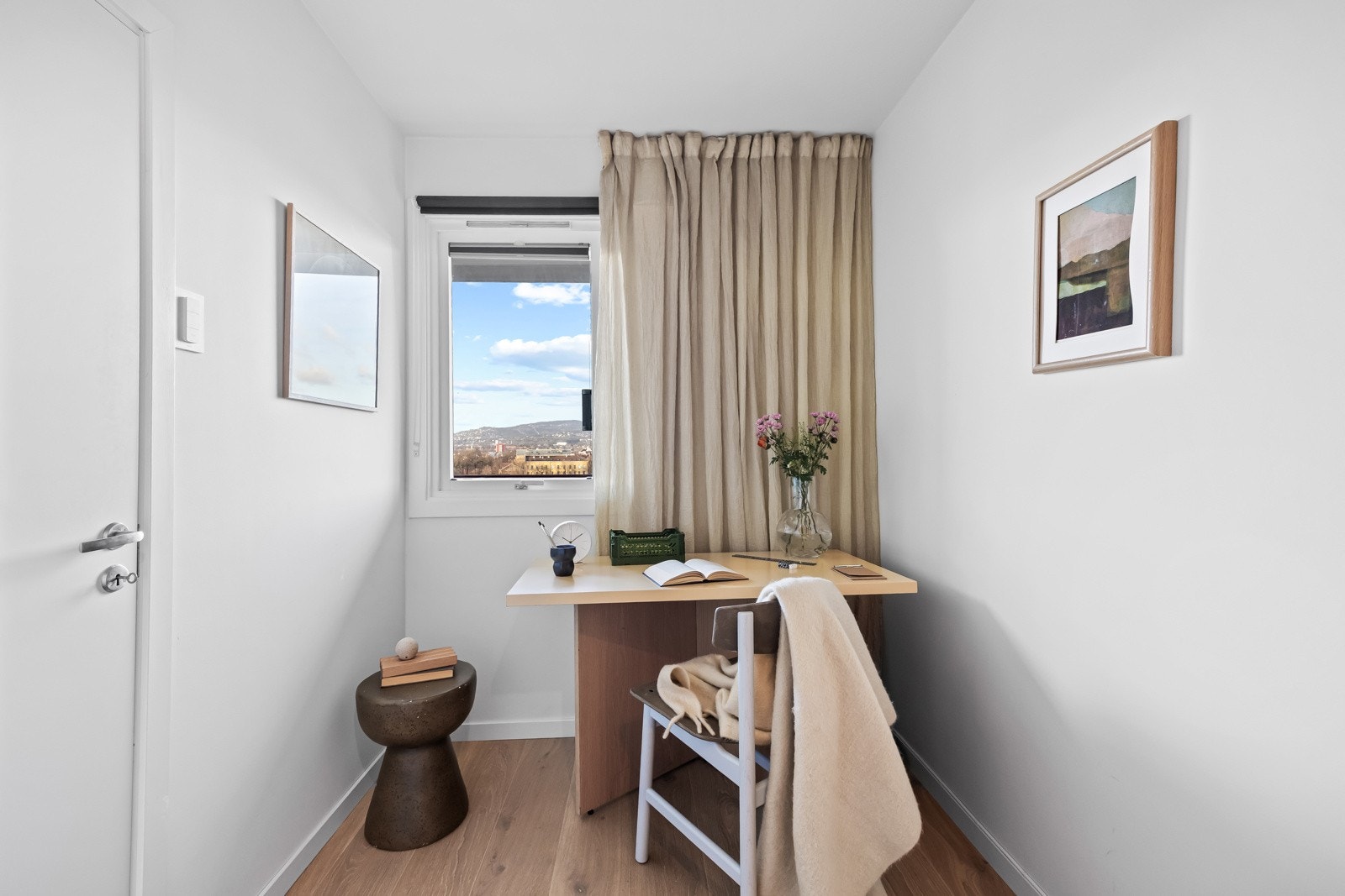 Romslig soverom med plass til dobbeltseng, nattbord og annet møblement. Galleribilde
