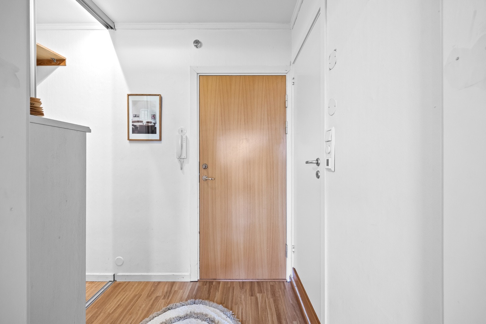 Når du kommer inn i leiligheten blir du møtt av en hyggelig entré som gir et godt førsteinntrykk. Galleribilde