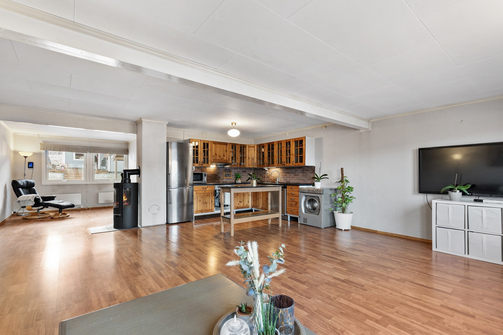 Kjøkkenet og stuen brer seg over nesten hele planet, og er et sosialt og naturlig samlingspunkt i boligen. Galleribilde