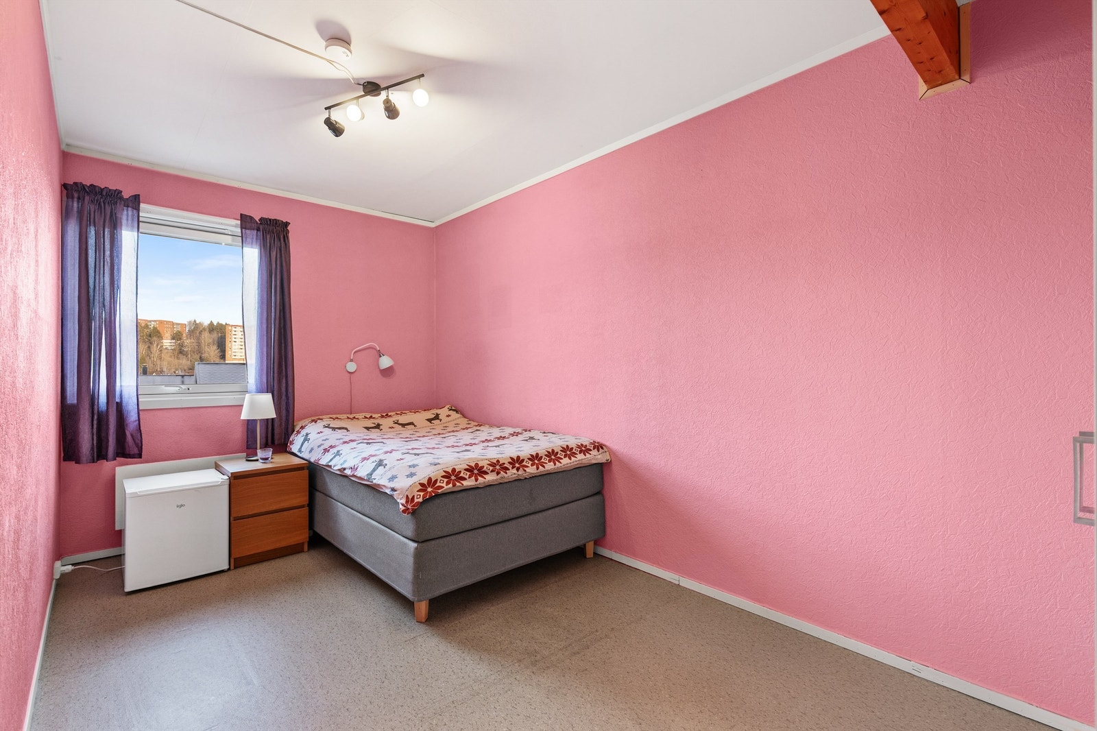 Boligens andre soverom har også plass til dobbeltseng og nattbord. Galleribilde