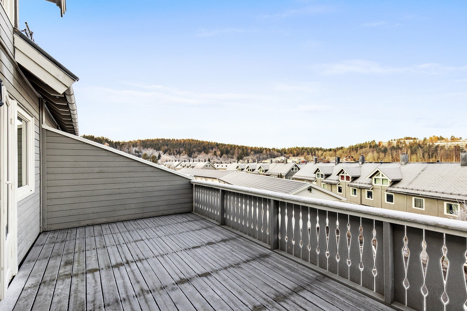 Balkongen er av god størrelse og har plass til ønsket utemøblement. Galleribilde