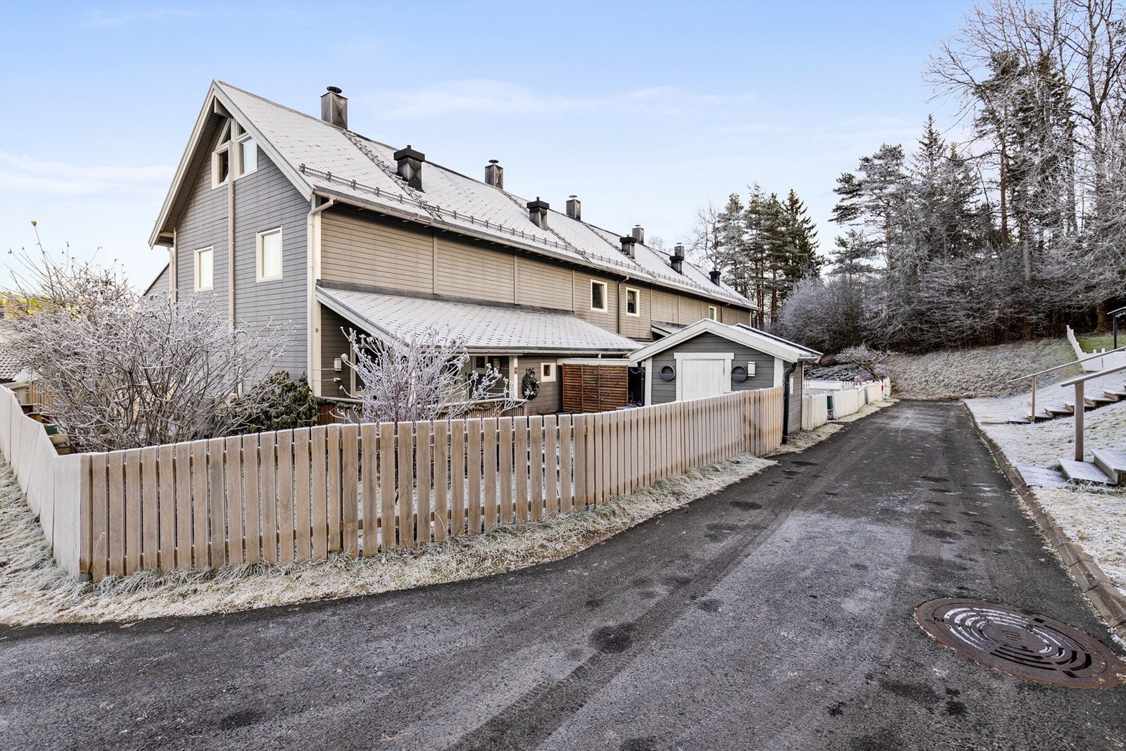Rekkehuset ligger i en blindvei, og med umiddelbar nærhet til Marka. Galleribilde