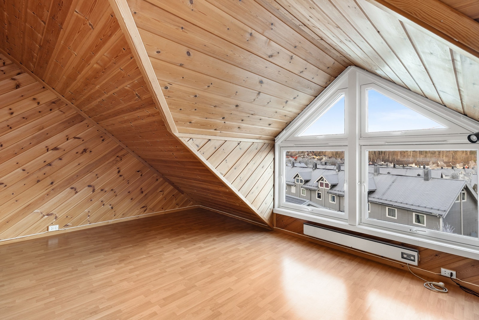 Tredje etasje er en romslig loftstue. Etasjen er perfekt som egen barne- og ungdomsavdeling i boligen. En mindre del av loftstuen er byggemeldt som loftsbod, og er ikke godkjent for varig opphold. Galleribilde