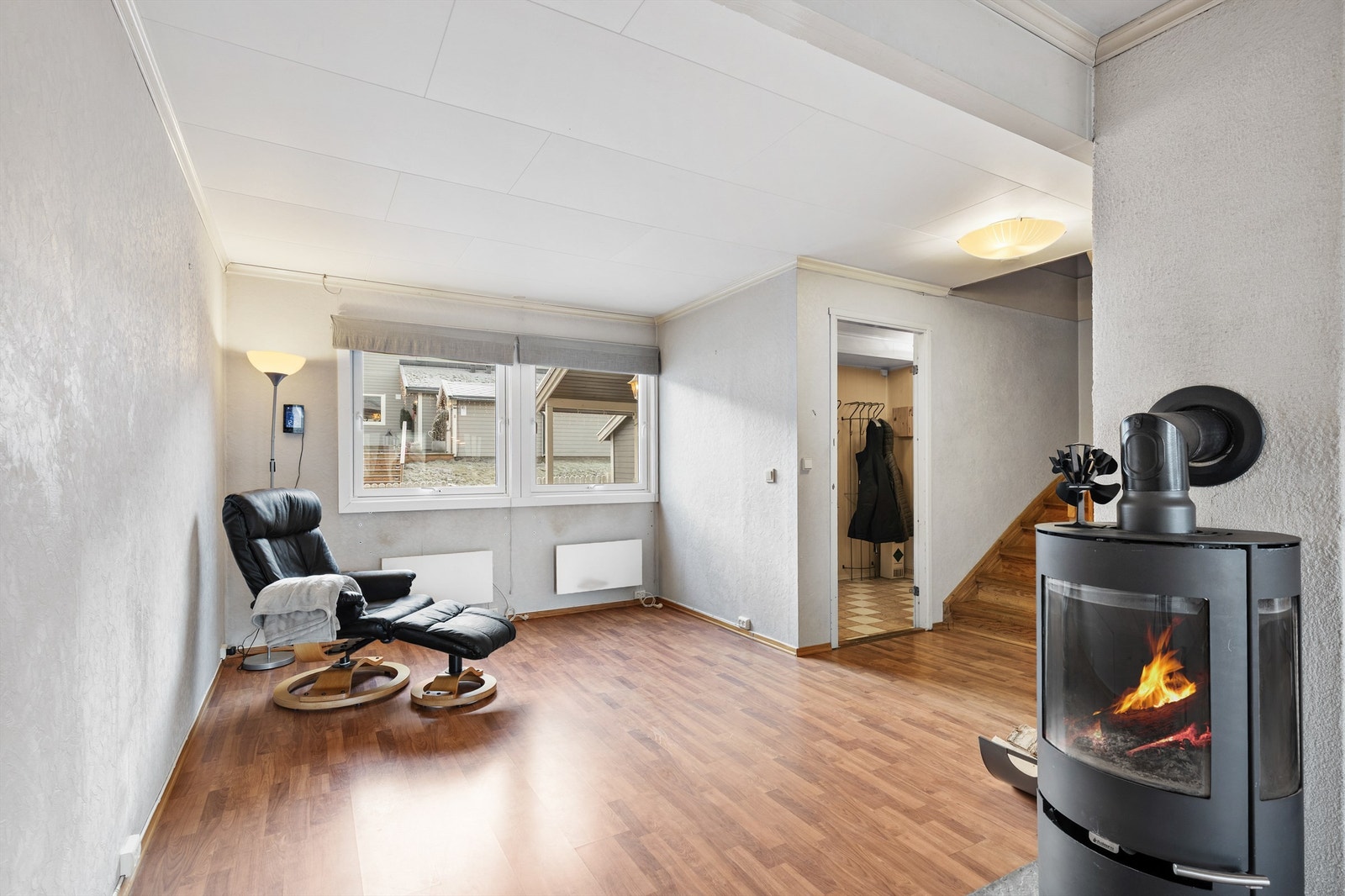 I stuen er det også en trivelig del hvor man kan ha spisebord, lesekrok eller TV-hjørne, alt etter eget ønske og behov. Peis luner på årets kjølige dager. Galleribilde