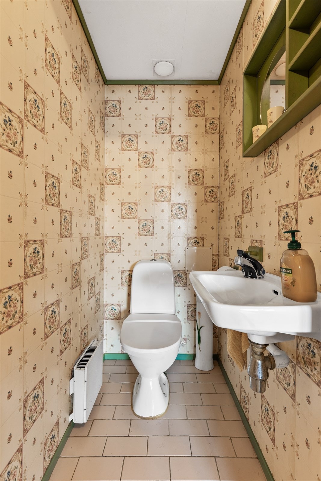 Boligen har et praktisk og separat toalettrom. Rommet har gulv med fliser og er innredet med klosett og servant. Galleribilde