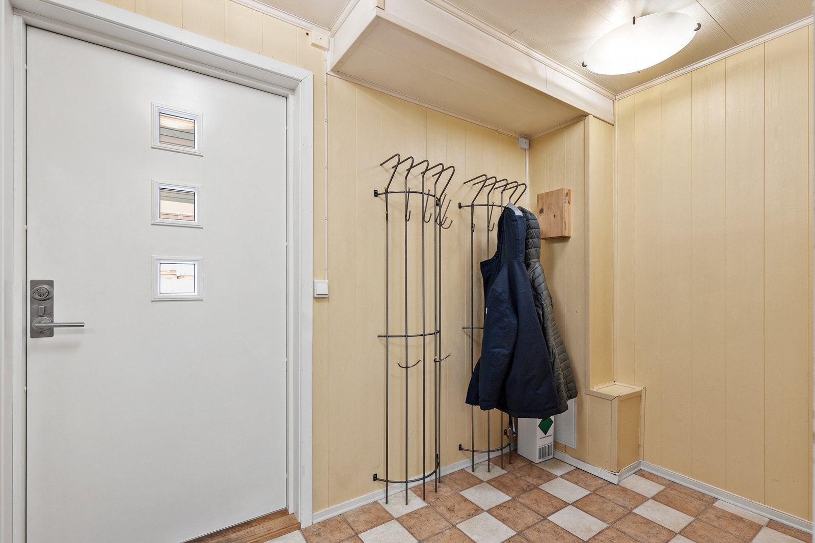 Velkommen inn! Entréen har god plass til å henge fra seg yttertøy og oppbevare sko. Galleribilde