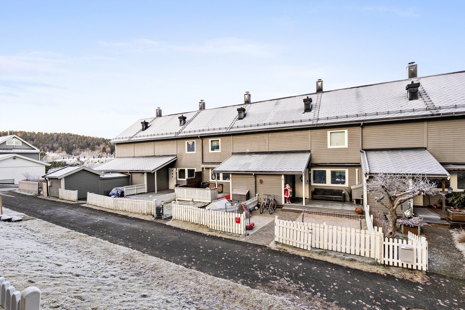 Boligen er beliggende i et barnevennlig og rolig nabolag i Munkebekken. Området byr på flere skoler for alle alderstrinn, barnehager med kort gangavstand og umiddelbar nærhet til marka. Galleribilde