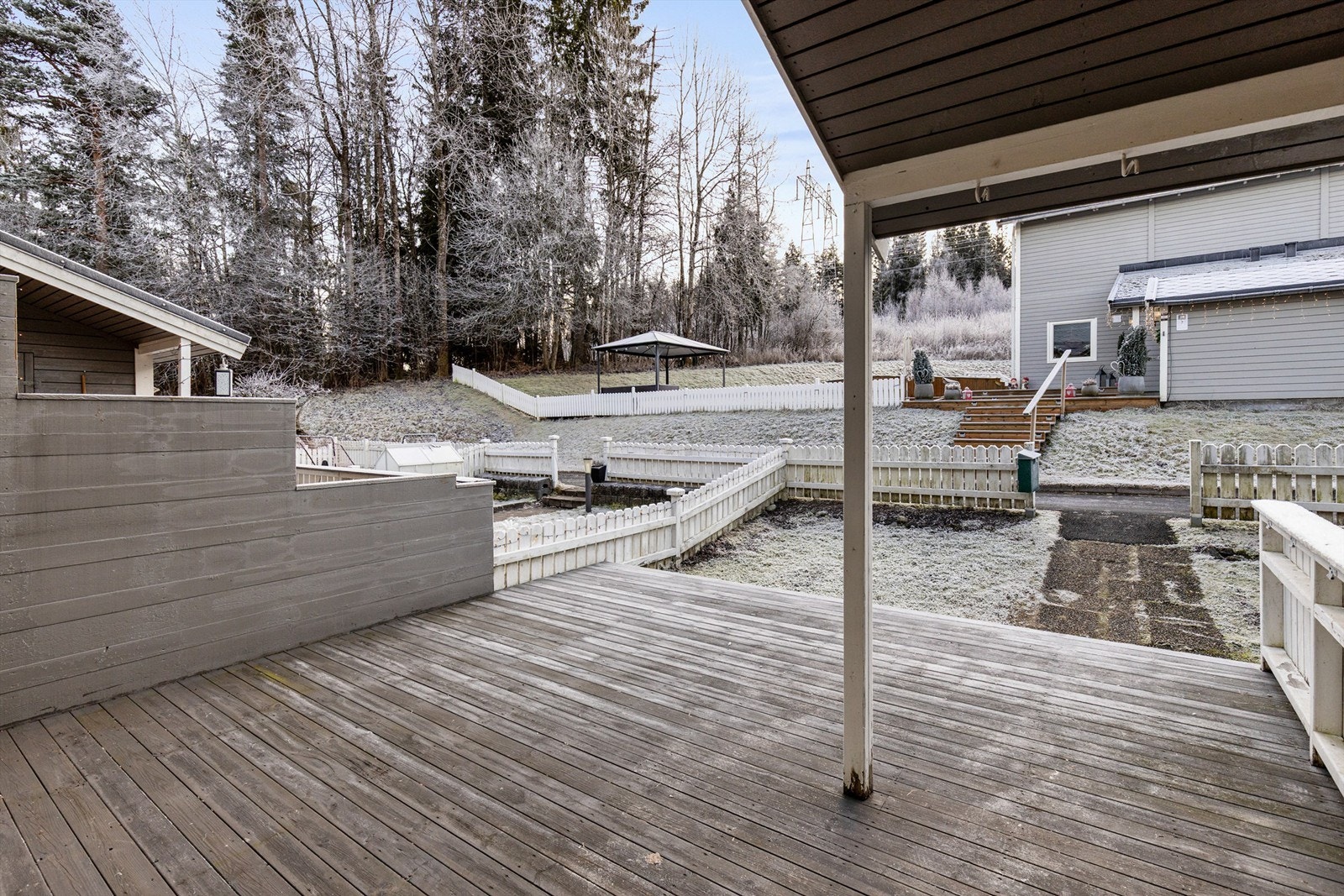 Inngangspartiet er innbydende og pent med en platting hvor man kan møblere med ønsket utemøblement. Galleribilde