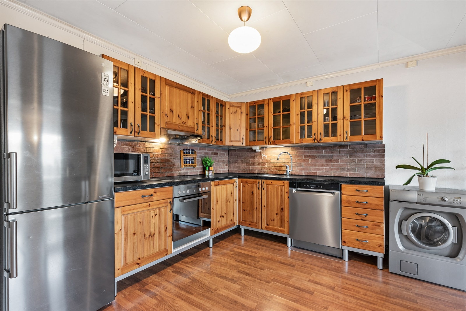 Det er rikelig med oppbevaringsplass i skuffer og skap, og den store benkeplassen gjør det enkelt å tilberede gode måltider. Galleribilde