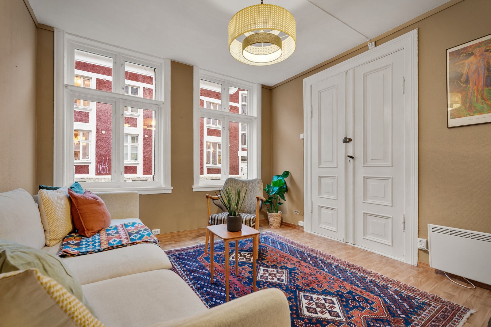 Stuen har store vindusflater som slipper inn godt med lys og er malt i varme, lune farger. Galleribilde