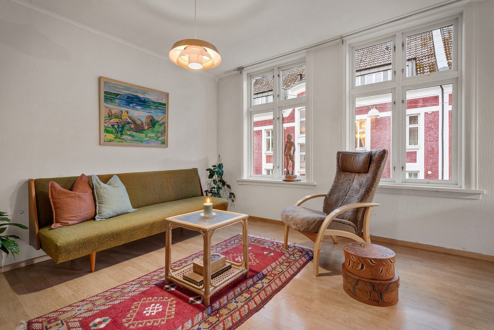 Stuen er romslig og har plass til å innrede med ulike soner. Galleribilde