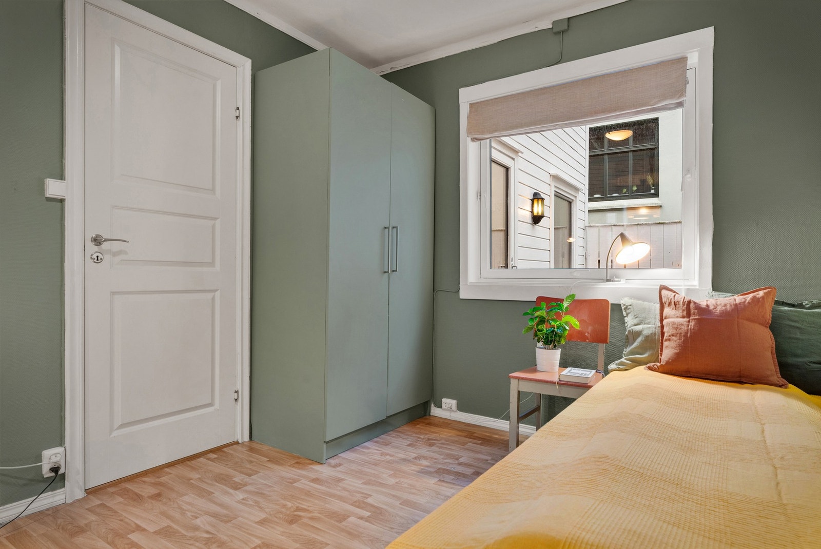 Soverommet har vindu mot boligens koselige og stille bakgård. Galleribilde