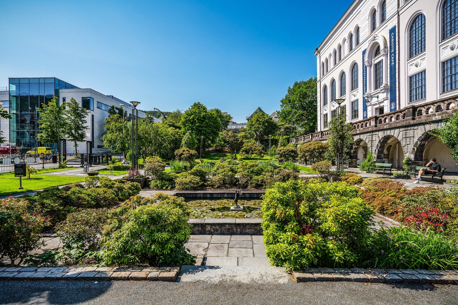 Det er kort vei til parker og rekreasjonsområder, som Botanisk hage, Muséumshagen og Nygårdsparken med svært flotte grøntområder. Galleribilde