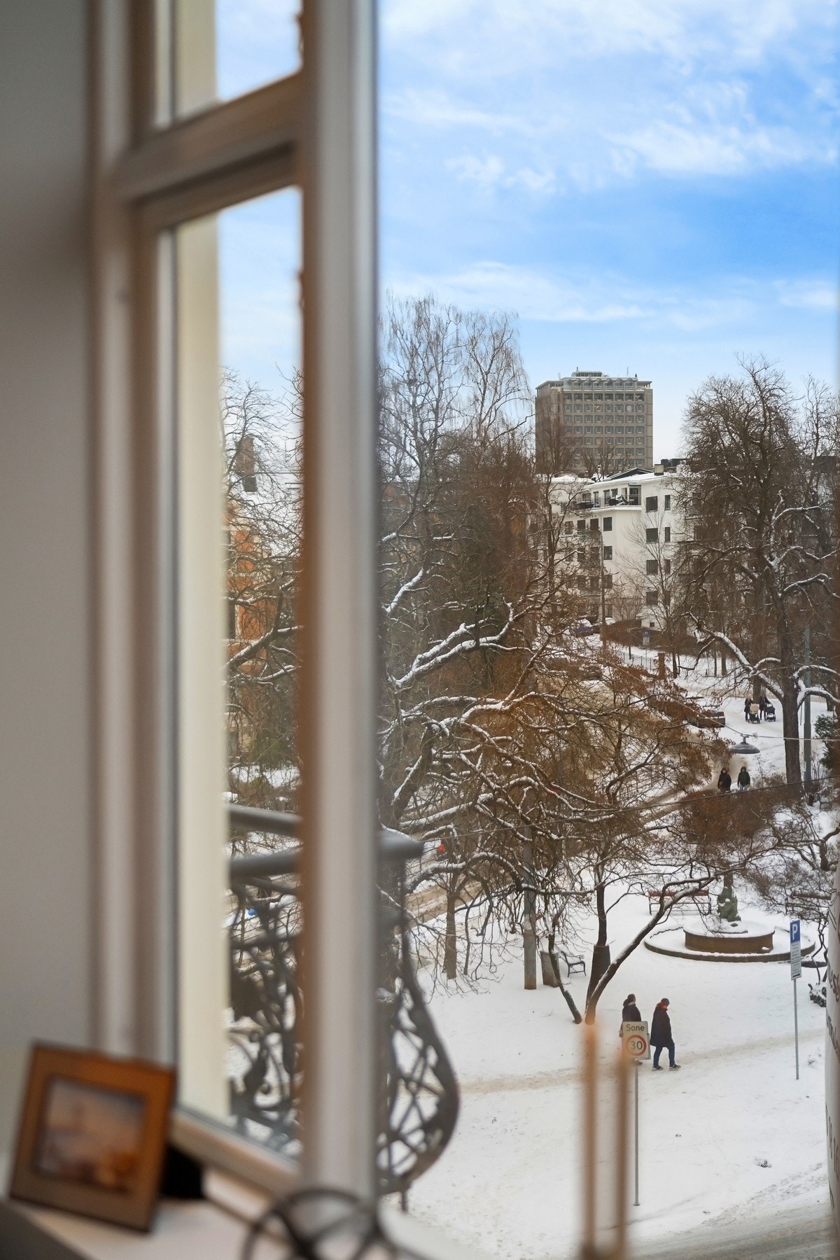 Flott utsyn mot nabogårdene og mot Olaf Bulls plass. Galleribilde