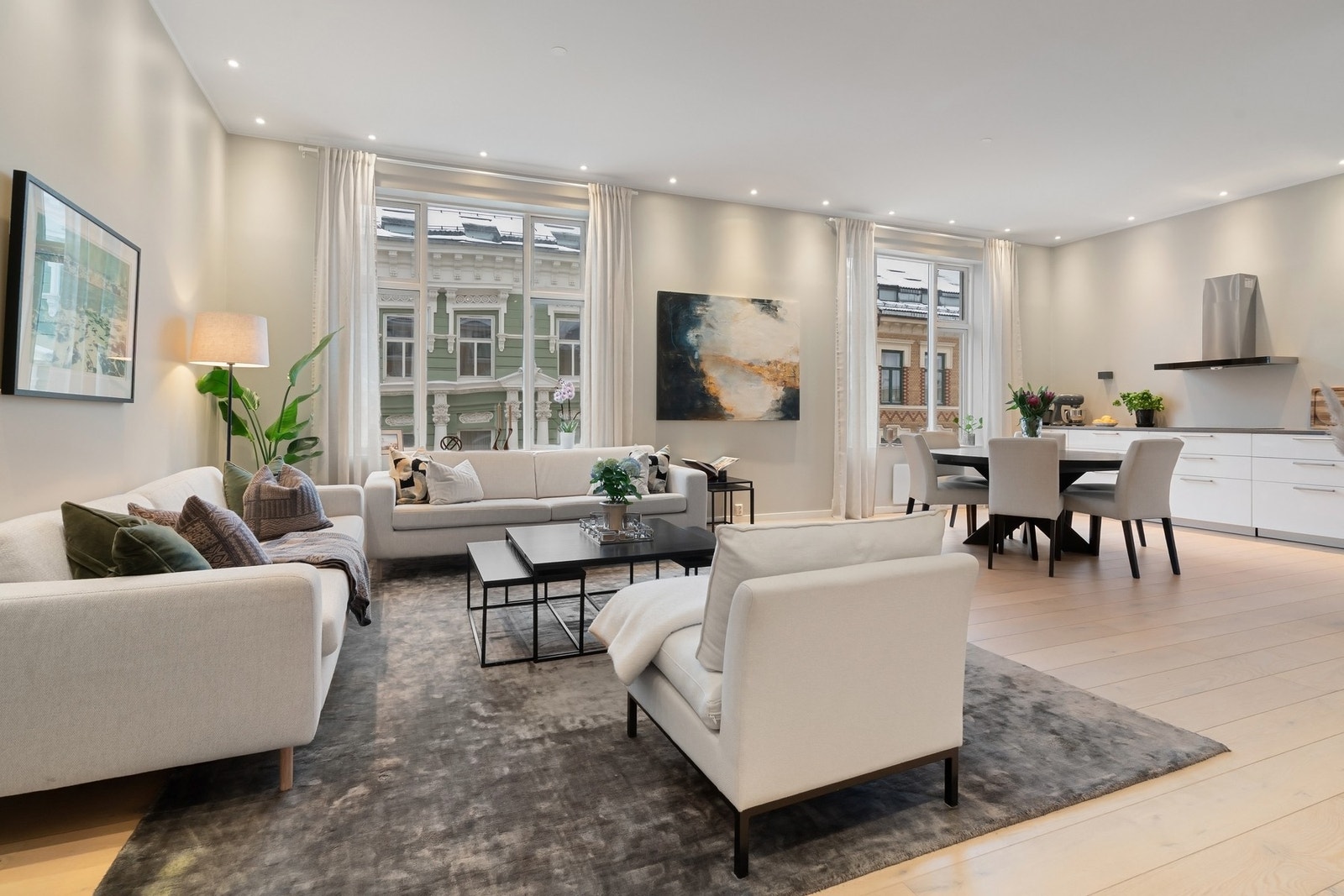 Gulvet er belagt med en-stavs furuparkett, som sammen med lyse veggflater skaper et harmonisk og tidsriktig uttrykk. Galleribilde