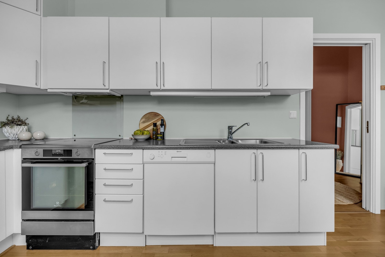 Utstyrt med frittstående kjøleskap med fryser, stekeovn med platetopp og oppvaskmaskin som medfølger salget. Galleribilde