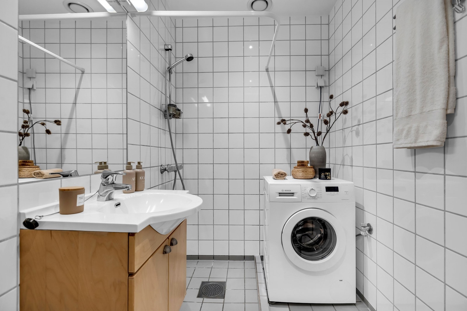 Videre er det dusjhjørne tilkoblet hånddusj. Her er det opplegg for vaskemaskin. Galleribilde