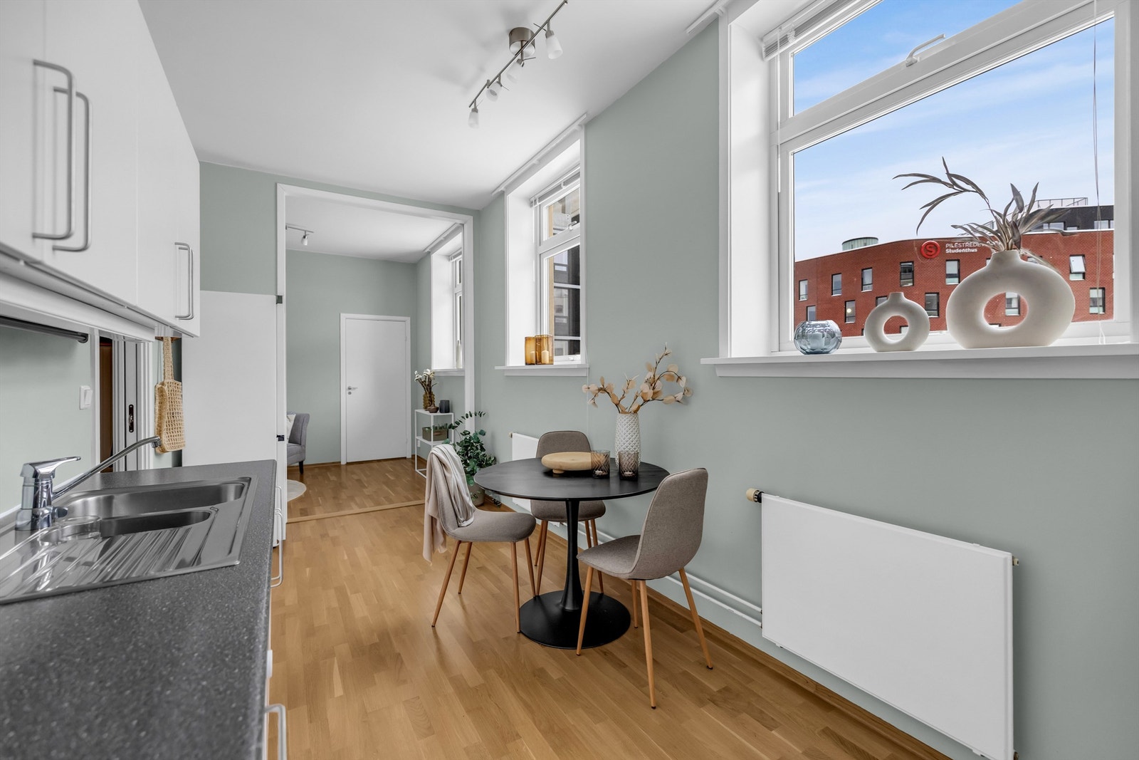 En lys og luftig 3- roms med en svært ettertraktet og sentral beliggenhet med gangavstand til alle hovedstadens fasiliteter. Foto: Isnitt. Galleribilde