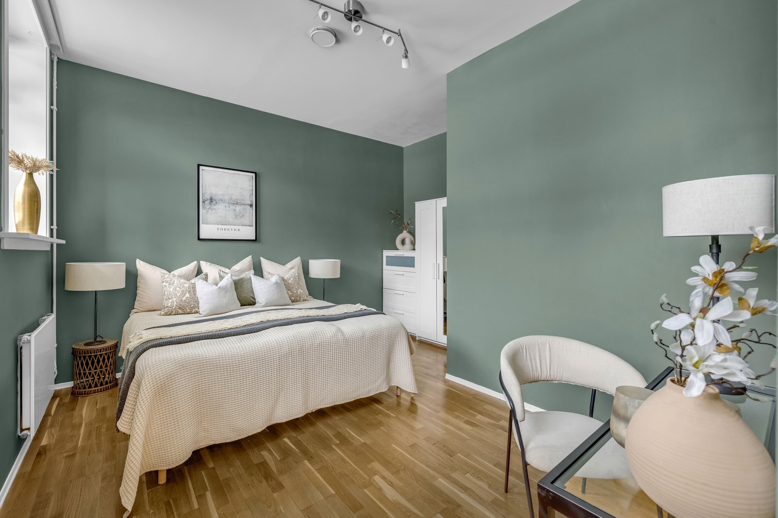 Stort og romslig hovedsoverom med god plass til dobbeltseng, garderobe, og naturlig plass for hjemmekontor. Galleribilde