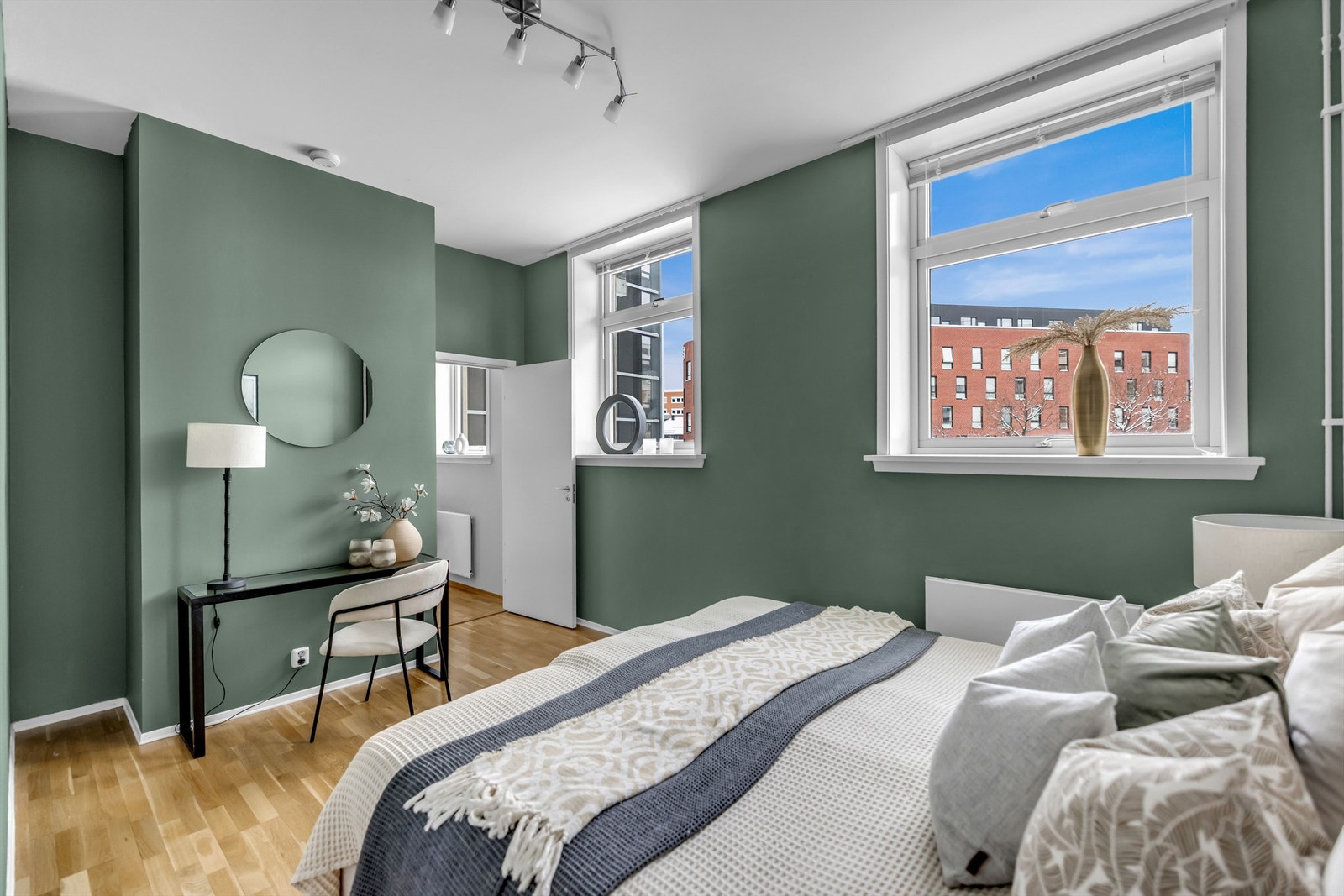 Store vindusflater i kombinasjon med takhøyden gir rommet en lys og luftig atmosfære. Galleribilde