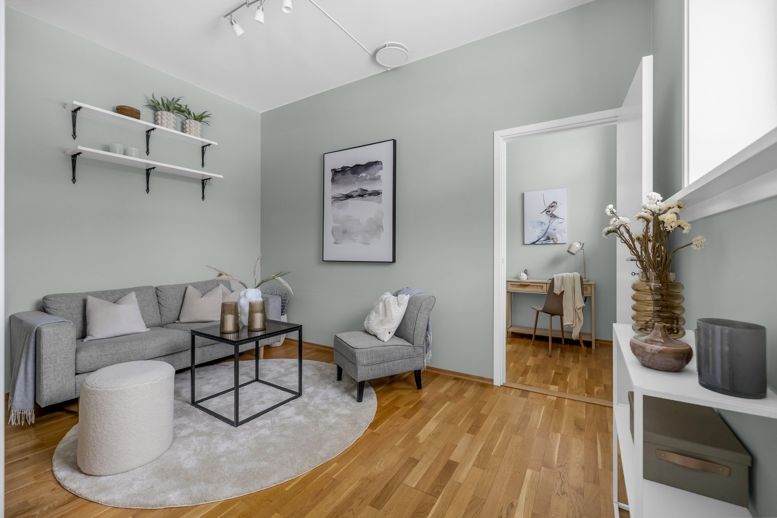 Stuen kan enkelt innredes med en hyggelig sittegruppe og tilhørende salongbord og tv-seksjon. Galleribilde