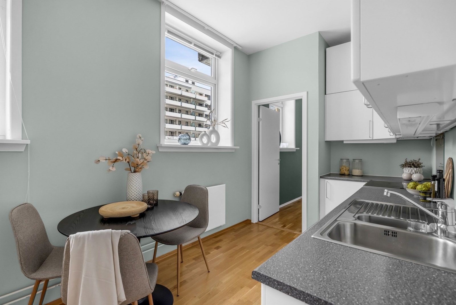 Boligen er tilknyttet felles varmtvann og fyring. Hver seksjon faktureres etter faktisk forbruk. Galleribilde