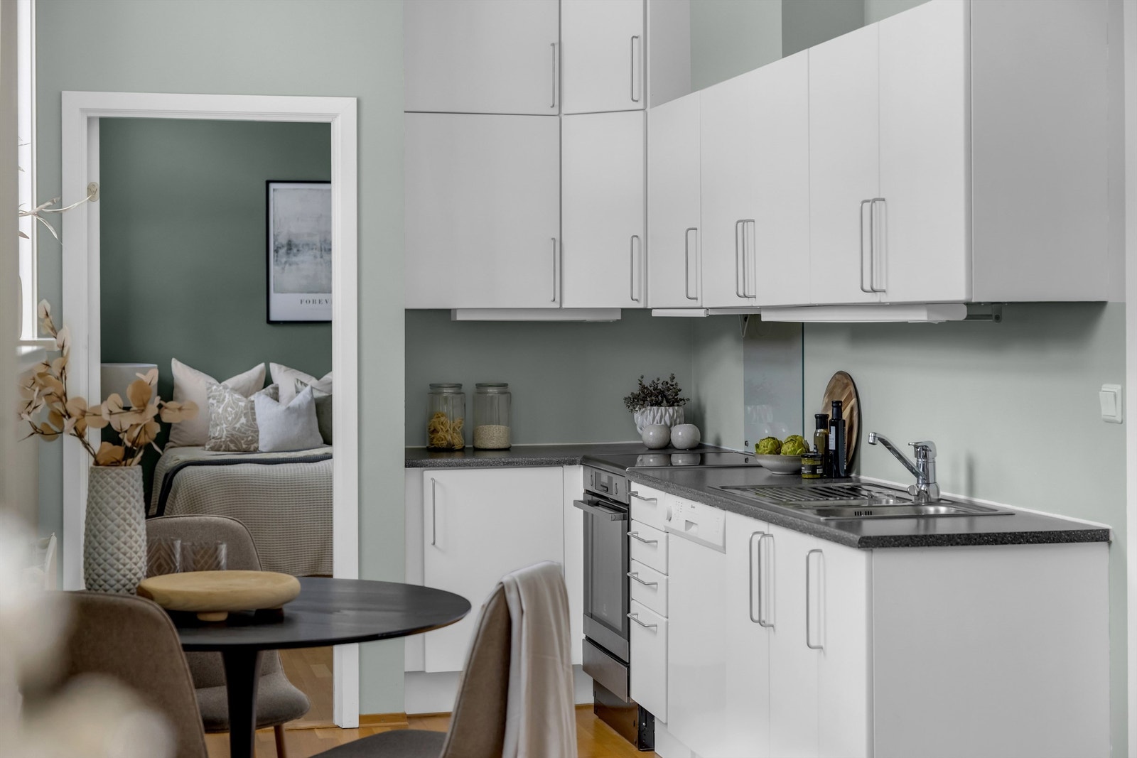 Leiligheten preges av rikelig med vinduer i alle rom, som i kombinasjon med takhøyden på 2,97 meter skaper en luftig og god romfølelse. Galleribilde