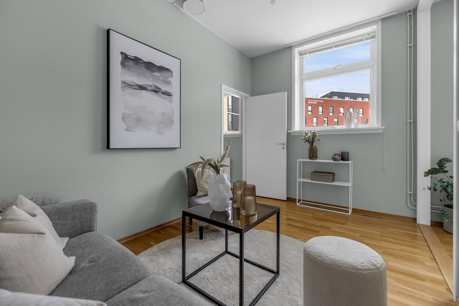 Generøs takhøyde og store vindusflater slipper inn rikelig med lys og skaper en lys og luftig atmosfære. Galleribilde