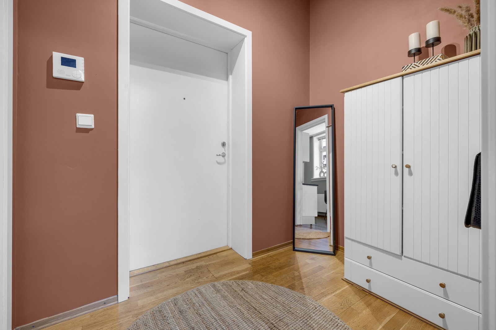 Her er det rom for å sette fra seg yttertøy og sko. Velkommen inn! Galleribilde