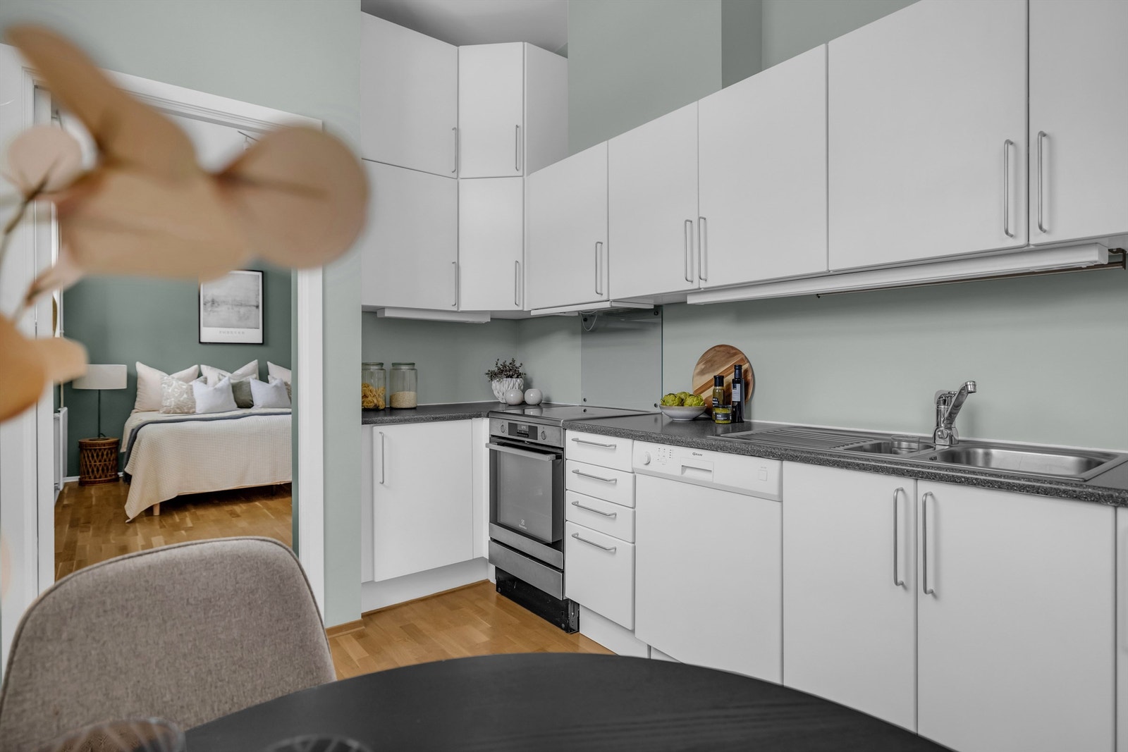 Kjøkkeninnredningen er med glatte skapfronter og benkeplater av laminat. Galleribilde