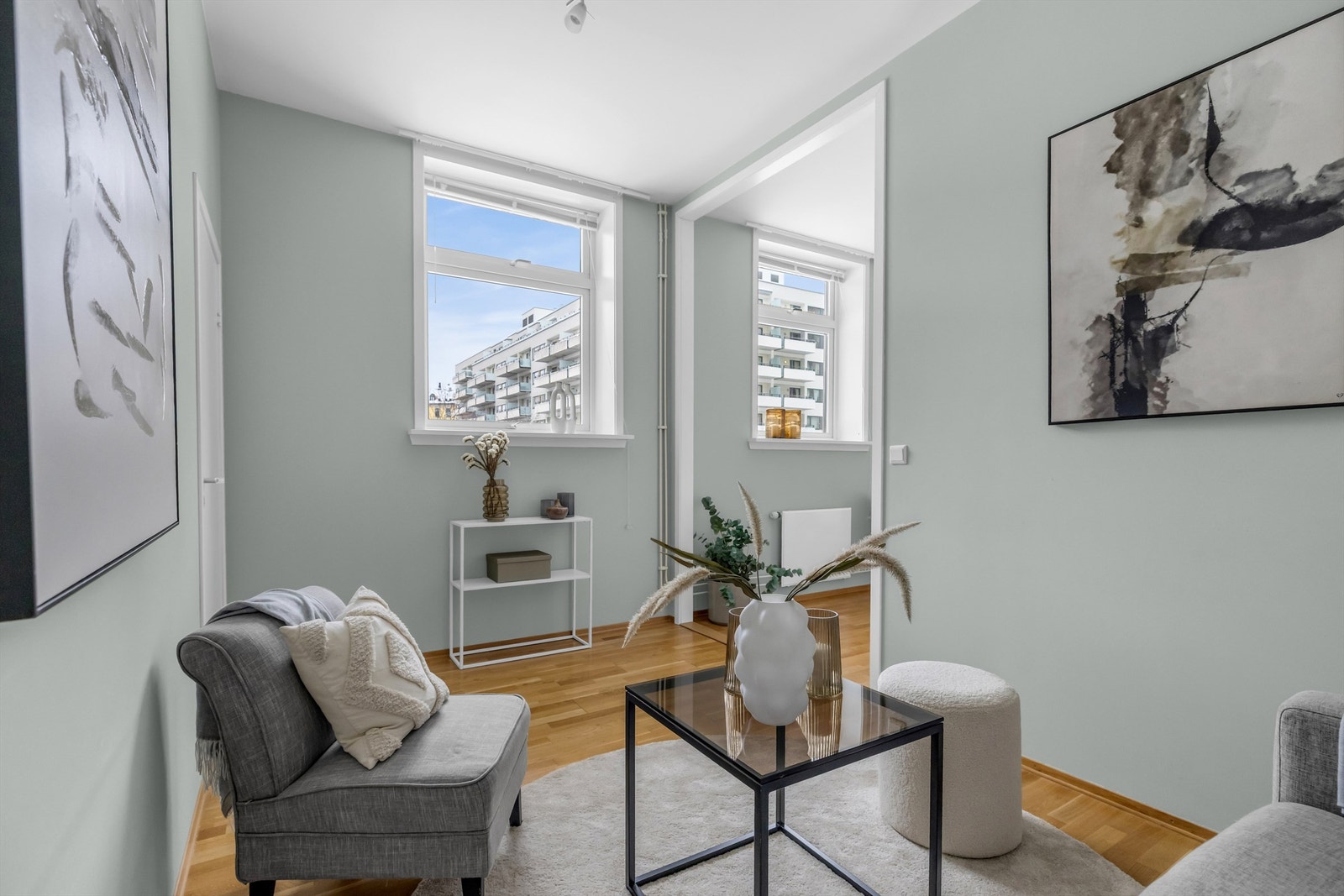 Stuen ligger i delvis åpen løsning mot kjøkkenet. Galleribilde