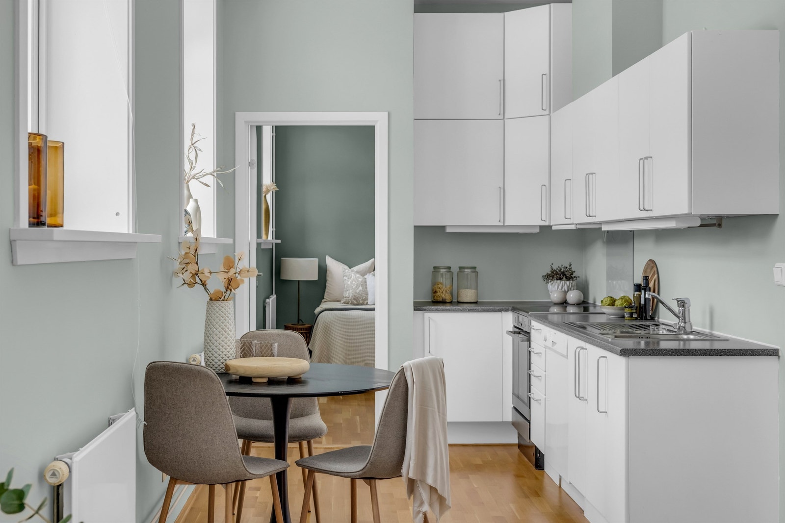 Her er det naturlig og fin plass for å innrede med et spisebord med god plass til å invitere på middag. Galleribilde