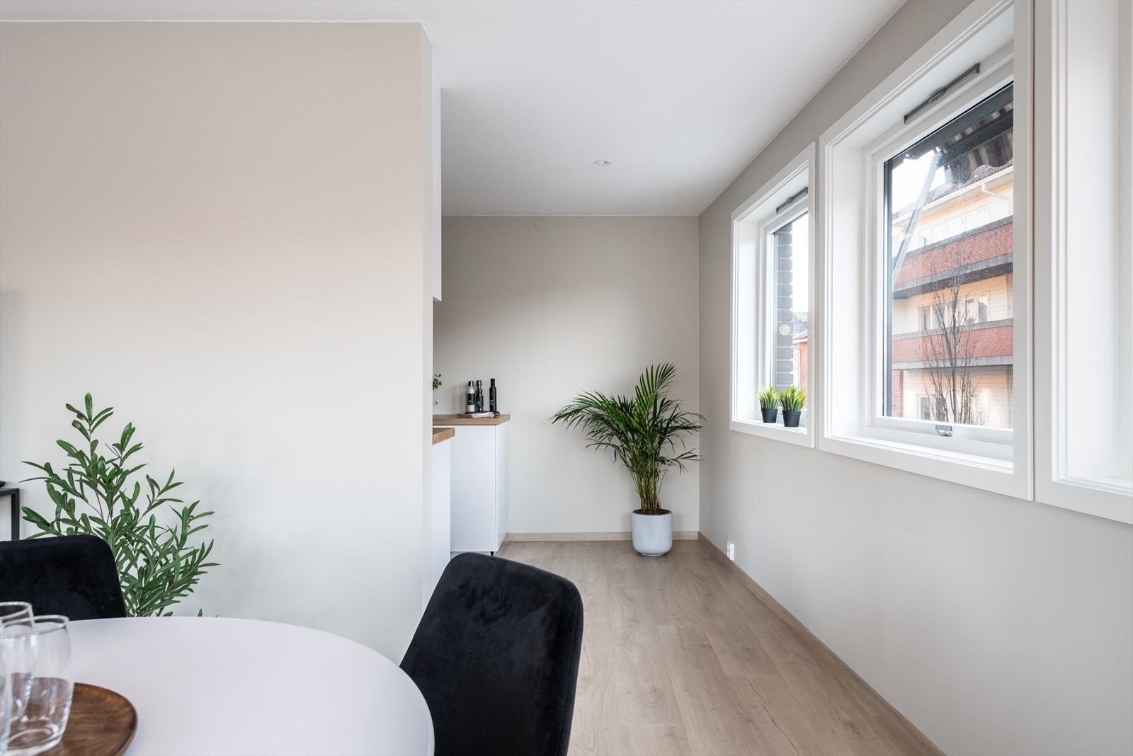 Delvis åpen løsning mellom kjøkken og stuen. Galleribilde