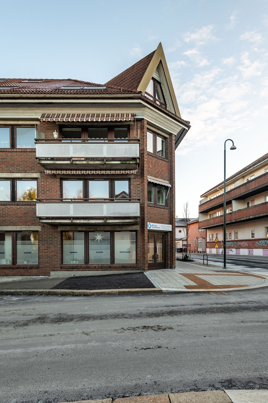 Leiligheten ligger fint plassert på hjørnet av bygget i 2. etasje. Galleribilde