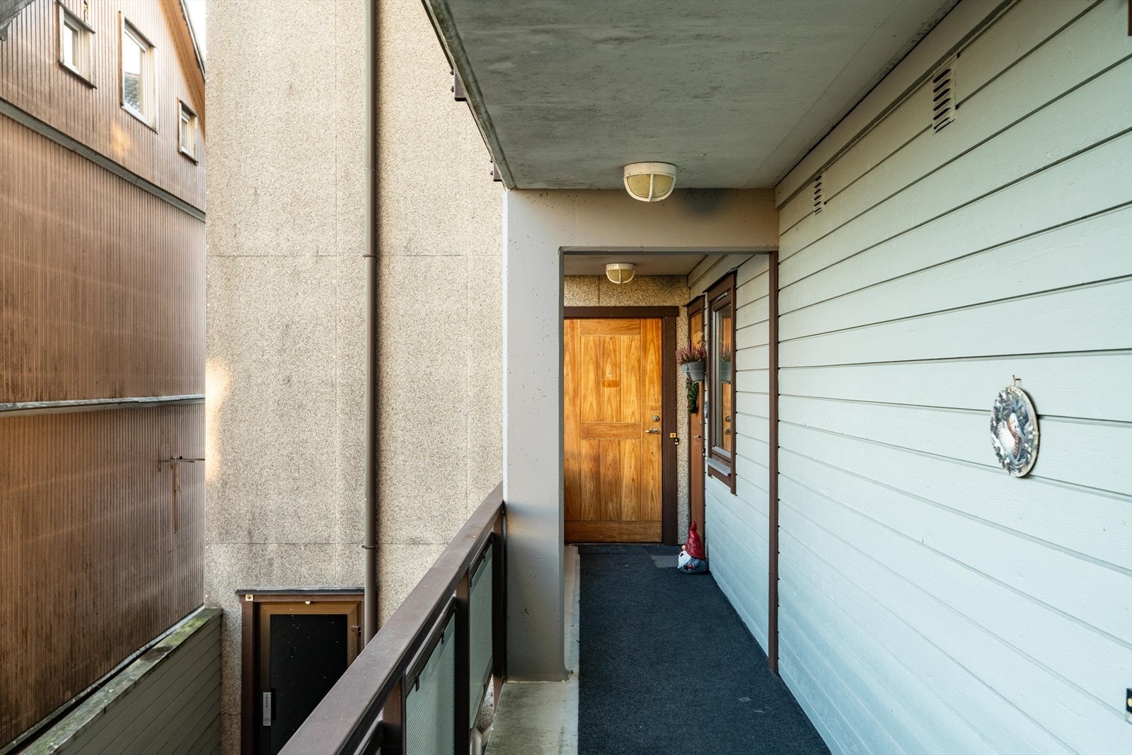 Inngang helt innerst i felles svalgang. Galleribilde