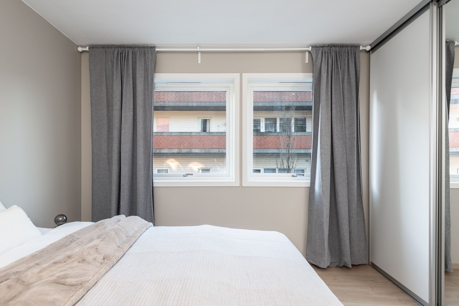 Skyvedørsgarderobe gir effektiv oppbevaring og utnytter plassen godt. Galleribilde