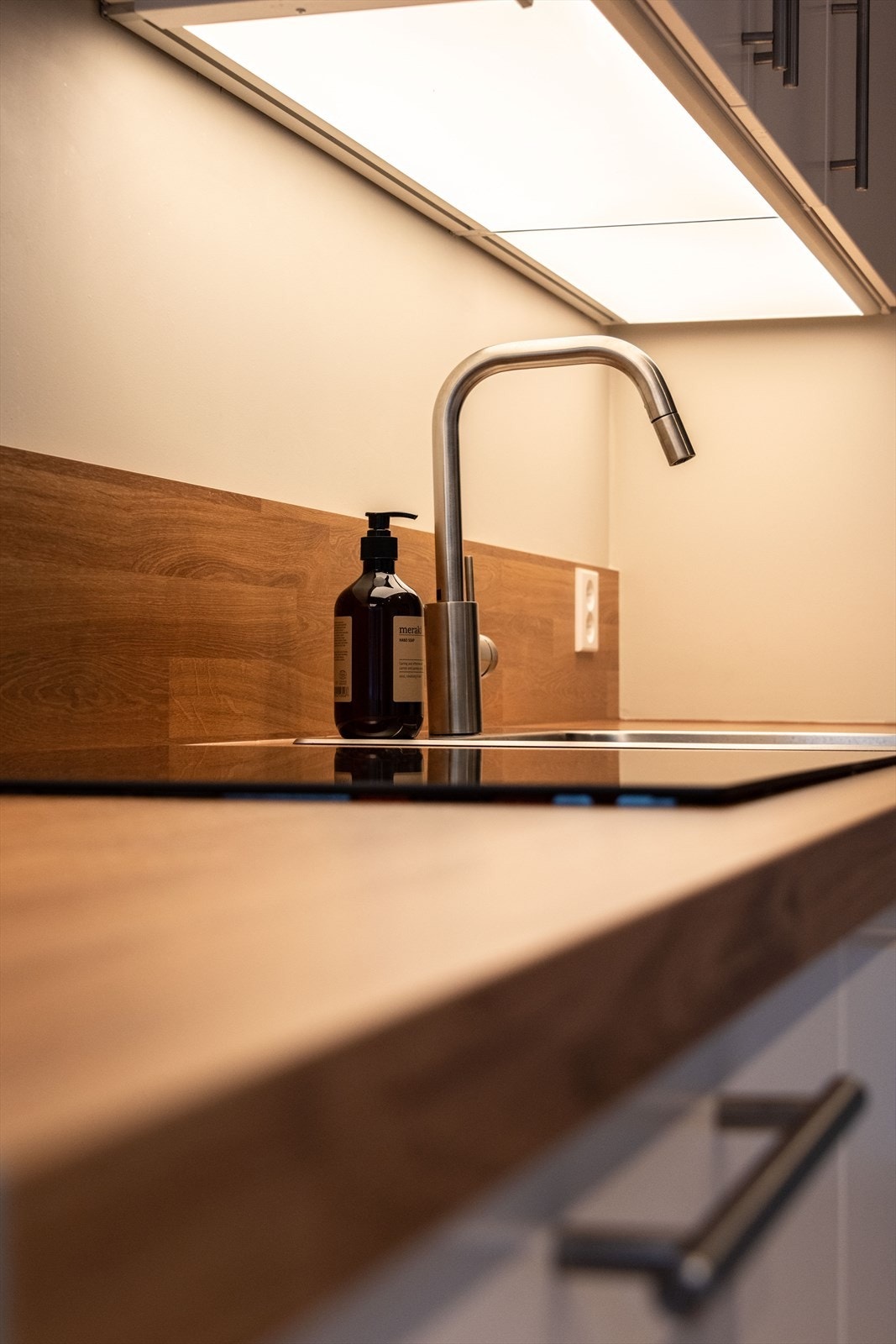 Legg merke til den stilige belysningen over kjøkkenbenken. Galleribilde