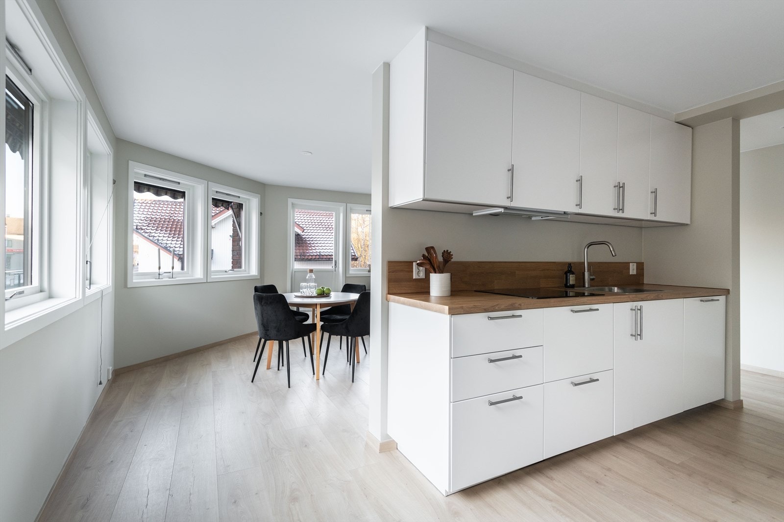 Kjøkkenet har laminert benkeplate og mekanisk ventilator. Galleribilde