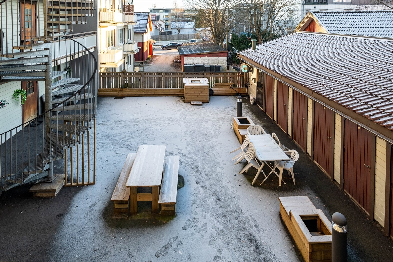 Felles uteplass med sittegrupper og spiraltrapp gir enkel tilgang til leilighetene. Her er også boden tilhørende leiligheten. Galleribilde