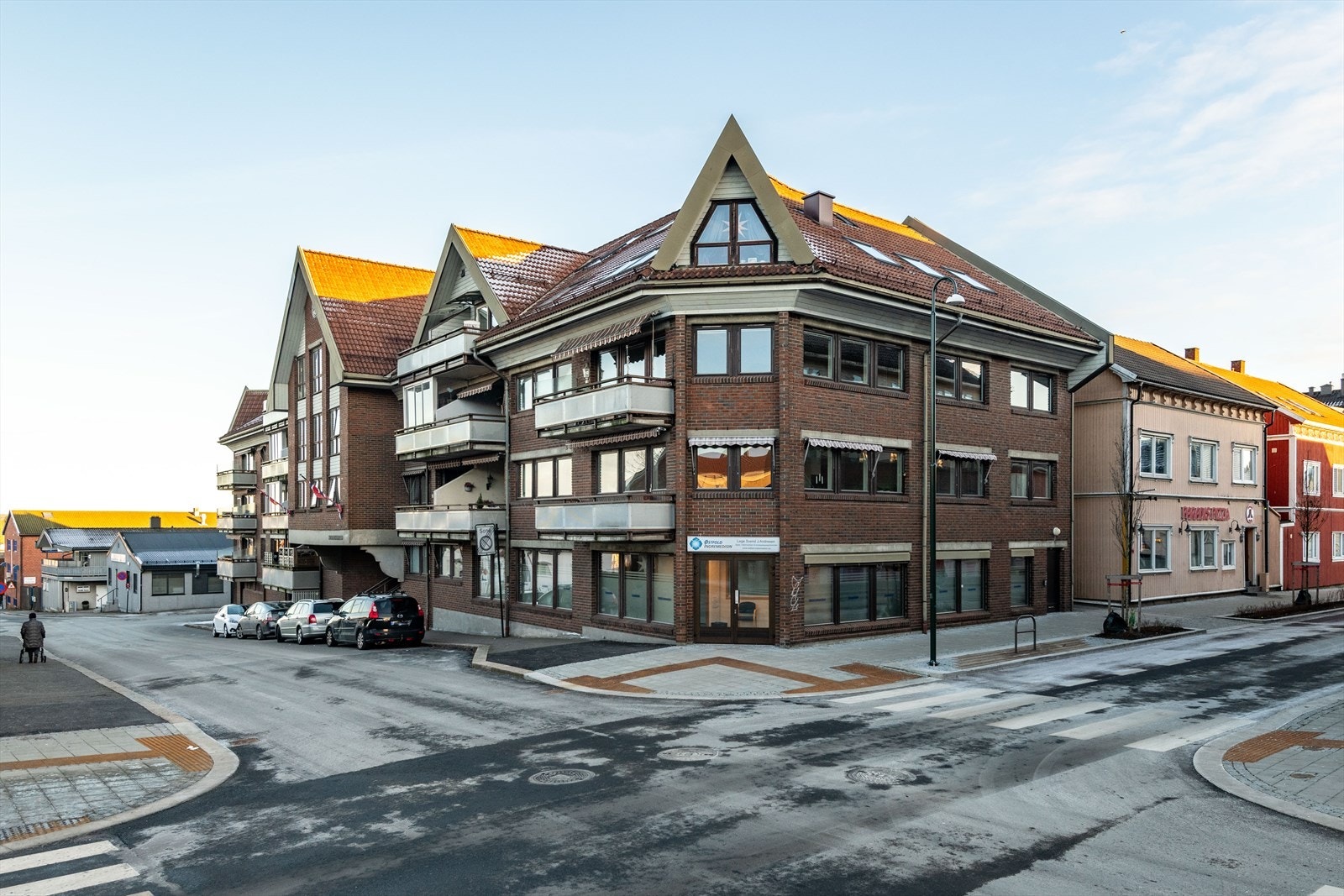 Bygningen har teglsteinsfasade og saltak tekket med betongtakstein, som gir et solid ytre. Galleribilde