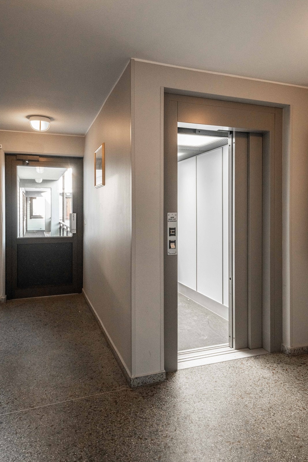 Enkel adkomst med heis fra bakkeplan og garasjen. Galleribilde