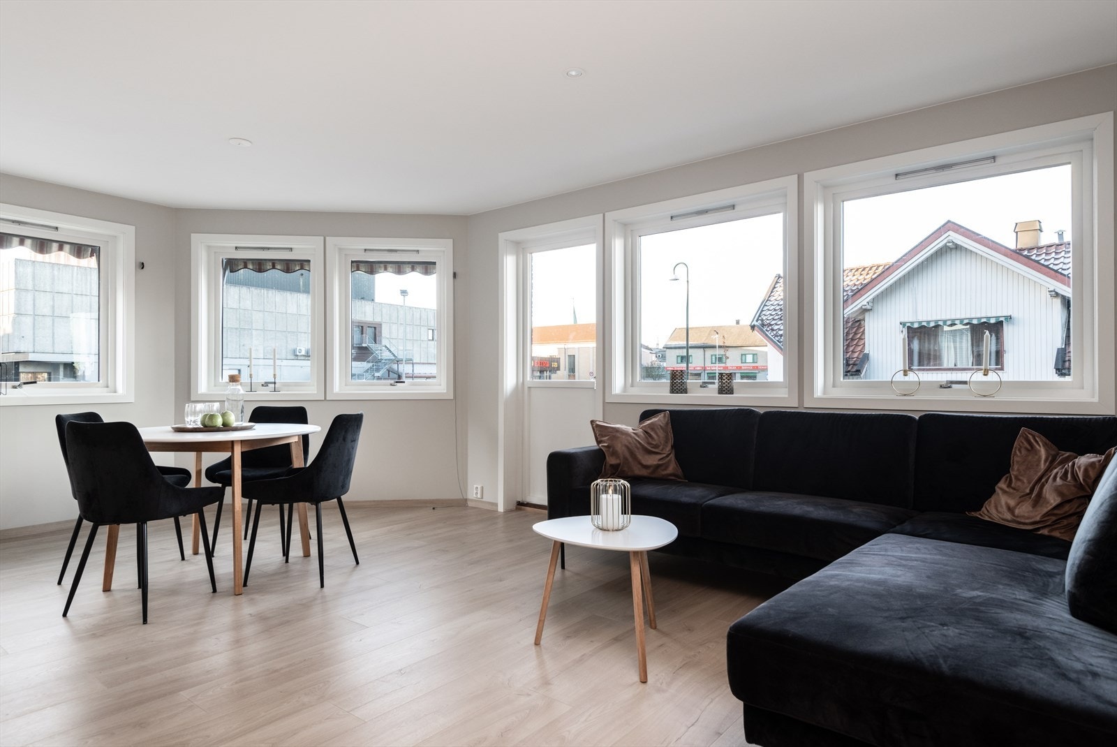 Plass til både sofagruppe og spisebord gjør stuen funksjonell. Galleribilde