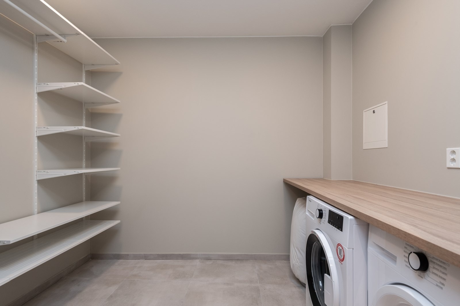 Praktisk bod og vaskerom som første rom når du kommer inn i leiligheten. Galleribilde