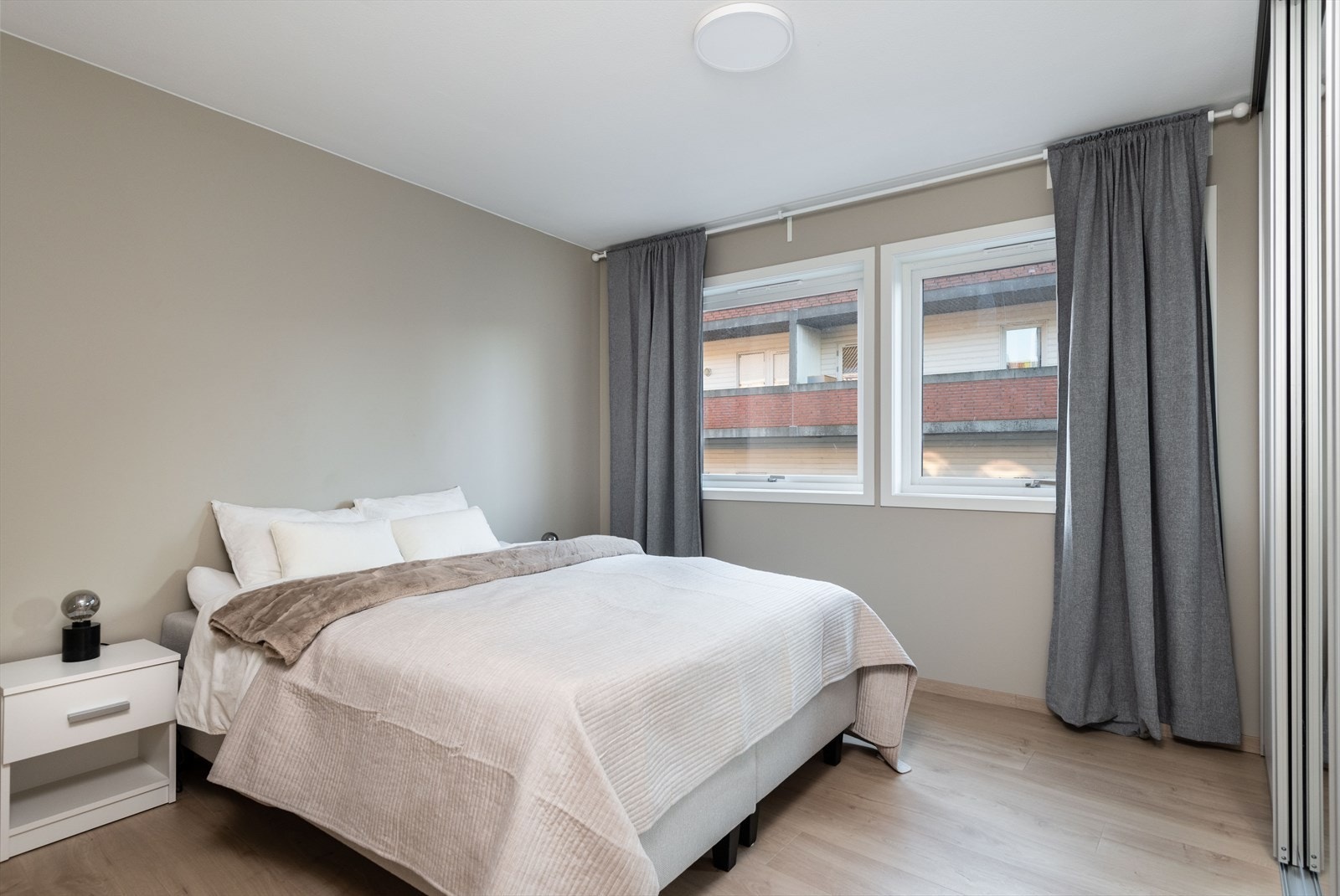 Hovedsoverommet med god plass og skyvedørsgarderobe. Galleribilde