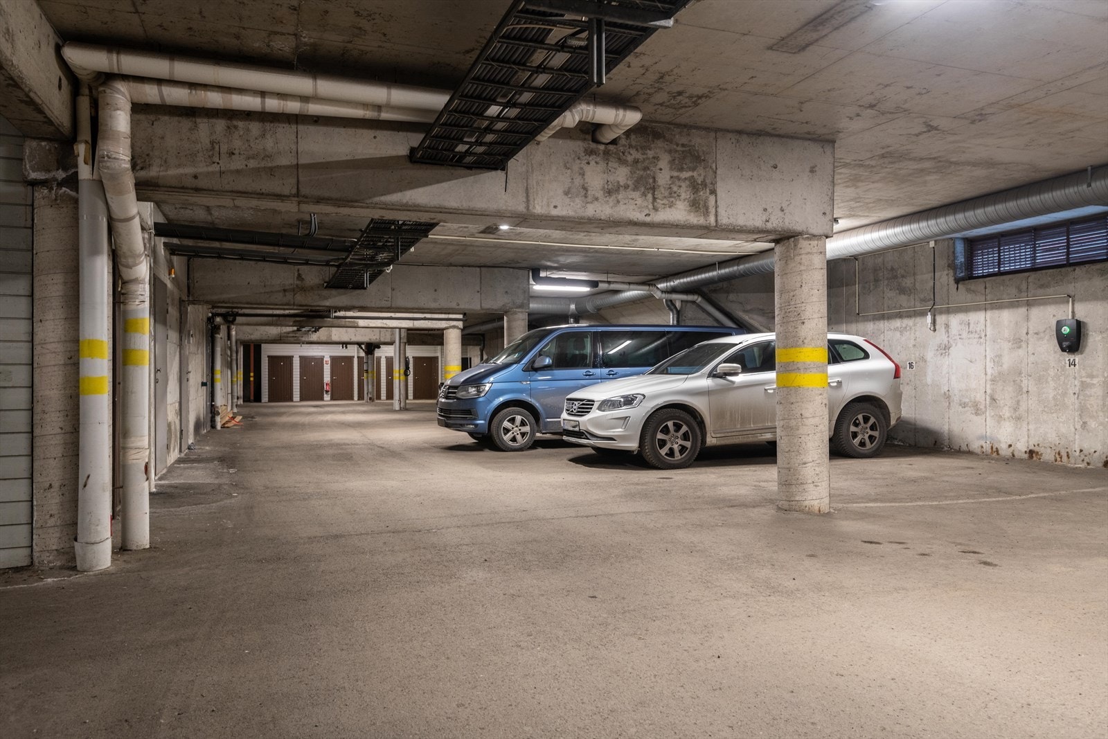 Leiligheten disponerer egen oppmerket parkeringsplass i felles parkeringskjeller. Galleribilde