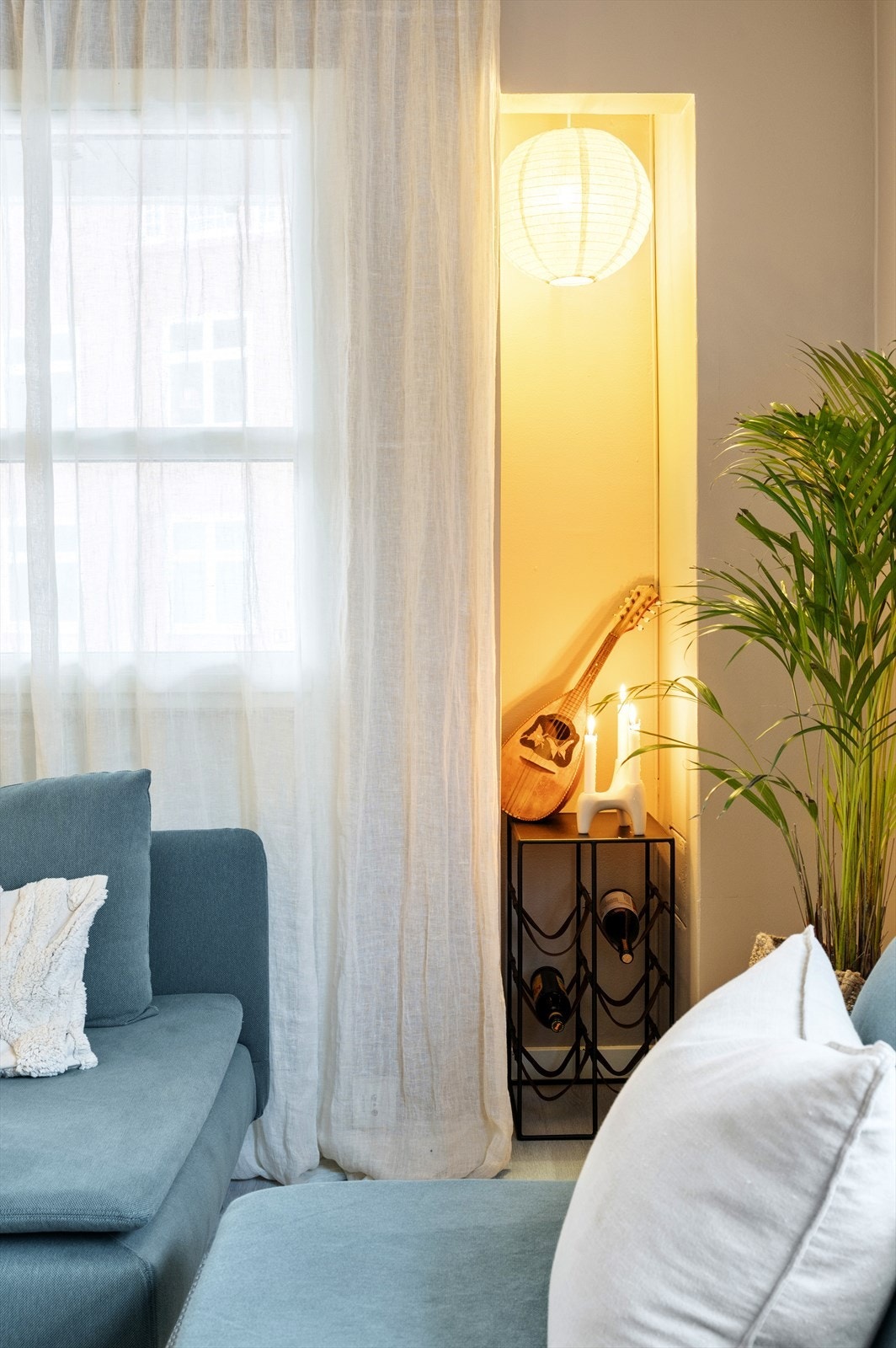 Ved nisjen i stuen er det et tildekt pipeløp, hvor det i følge styreleder kan være mulighet for å få satt inn en vedovn. Galleribilde