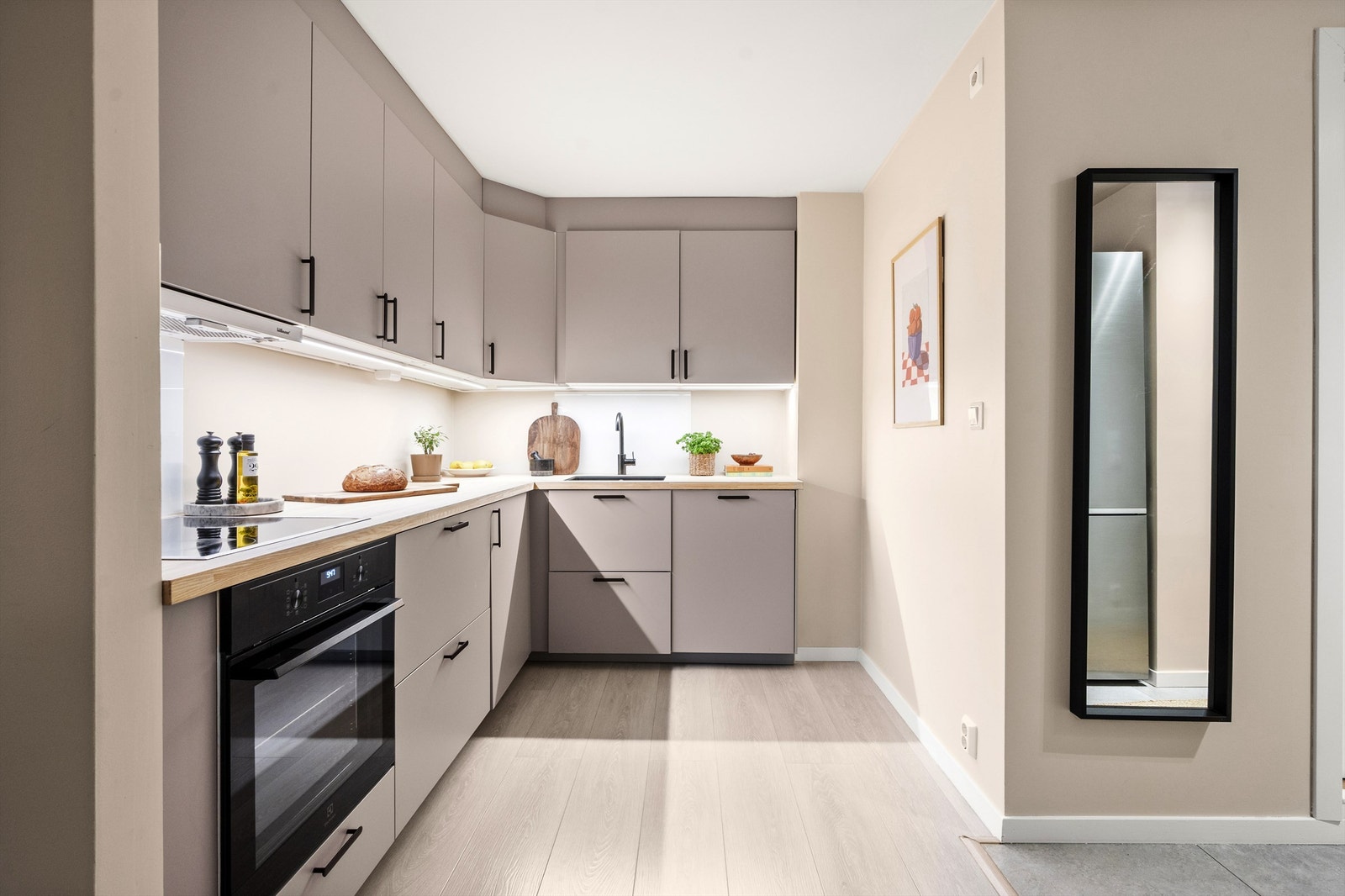 Kjøkkenet er fra Ikea og ble pusset opp i 2024. Det er valgt moderne fronter og flott benkeplate i ask/finér. Galleribilde