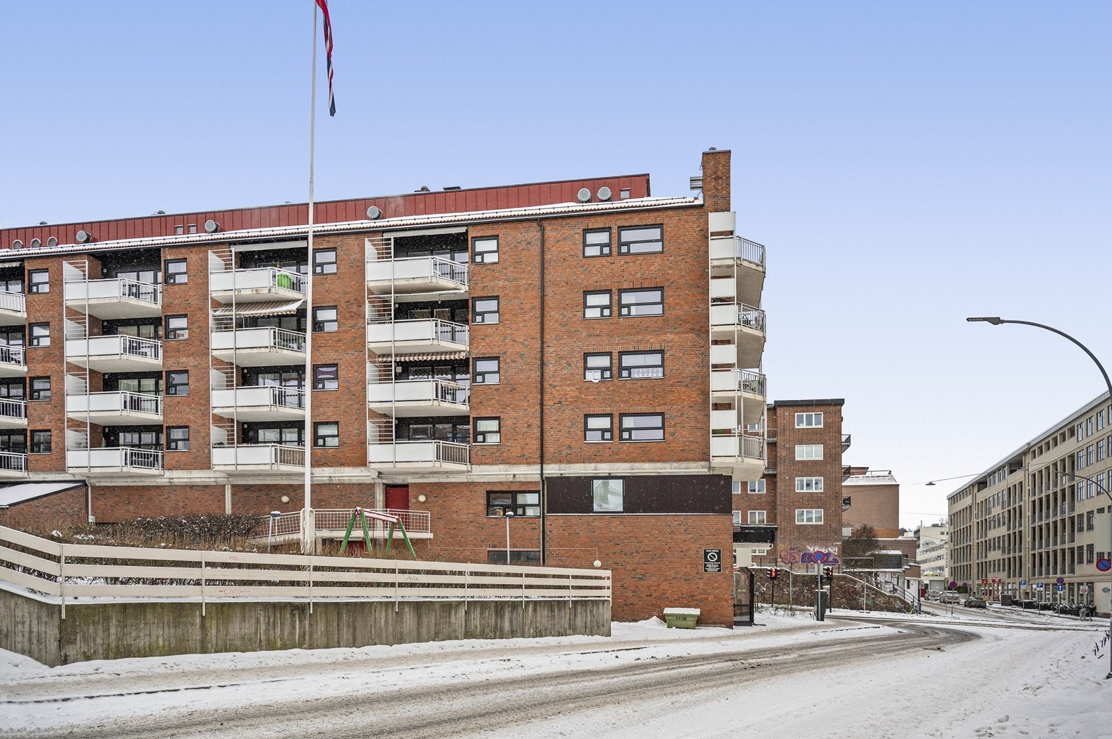 Fasaden sett fra Konghellegata. Leiligheten ligger i byggets 3. etasje, men er i den etasjen som internt omtales som 1. etasje. Adkomst via heis. Galleribilde